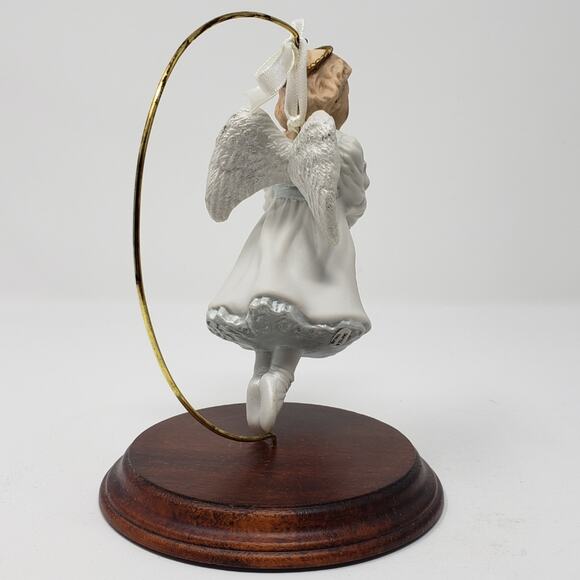 1993 Hallmark Gentle Tidings Handcrafted Keepsake Holiday Christmas Ornament - Picture 5 of 8